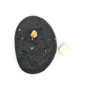 Prirodni polirani crni одноручный komad čaj pat meteorit neperforirana DIY nakit klesanog mali materijal 03
